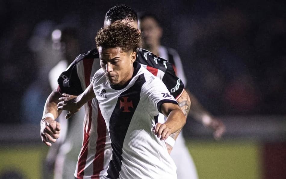 Lukas Zuccarello tenta superar marcador na corrida na partida de estreia do Vasco na Sul-Americana contra o Barracas Central