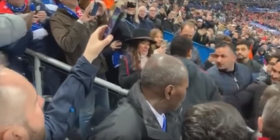 FORA DE CAMPO - Neymar brigando com torcedor