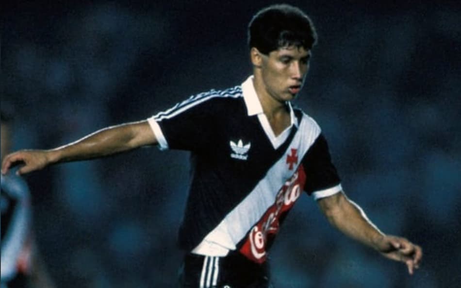 16º - Bismarck. Colecionou grandes atuações e marcou 109 gols de 1988 a 1993, pelo Vasco. Muito identificado com a camisa cruz-maltina, conquistou títulos estaduais e o Brasileiro de 1989.
