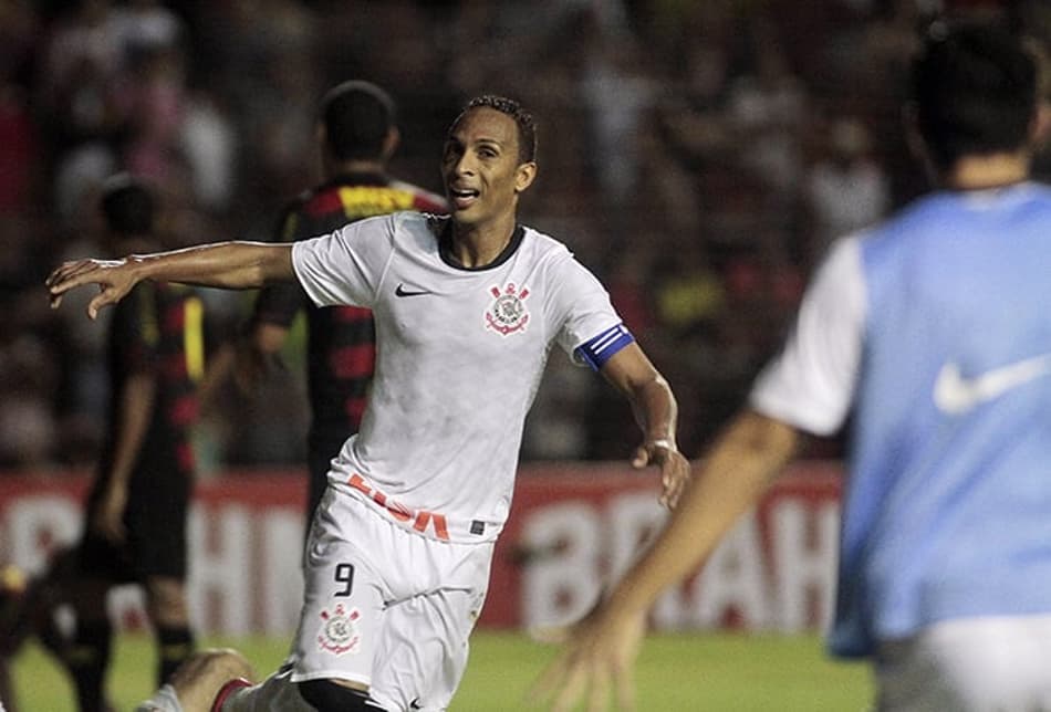 10) Liedson: em sua segunda passagem pelo clube, entre 2011 e 2012, fez 72 jogos oficiais e marcou 27 gols.