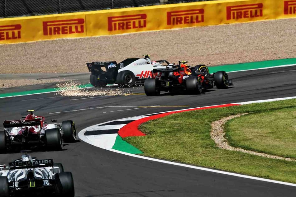Acidente com Albon eliminou Kevin Magnussen ainda na primeira volta