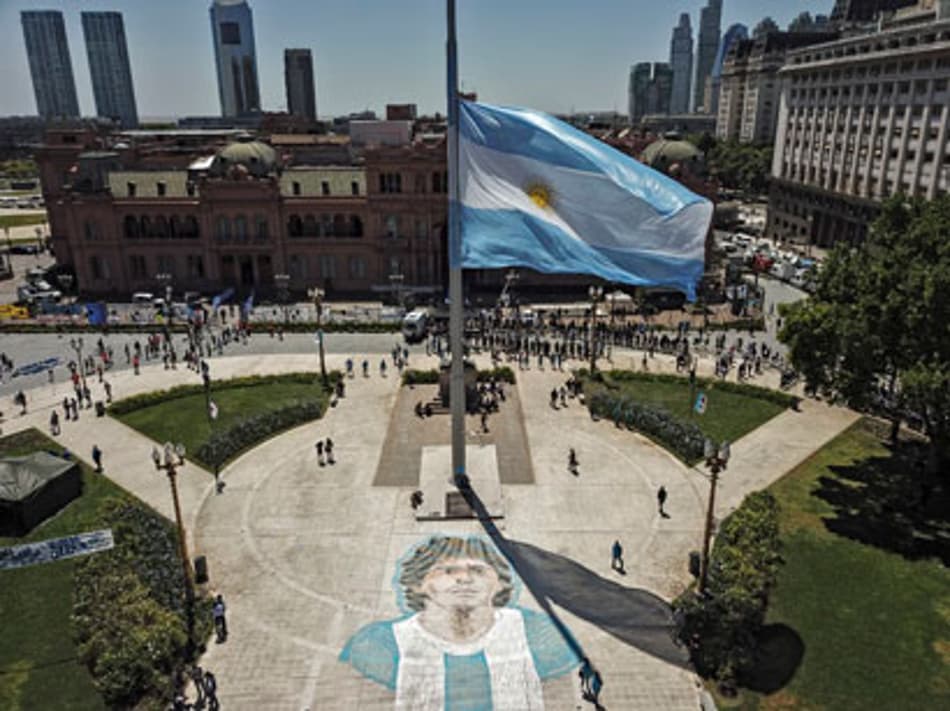 Homenagens e muita emoção: veja galeria de fotos do velório de Maradona