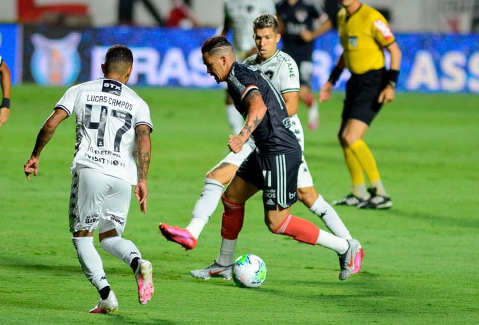 São Paulo goleia e dispara na liderança do Brasileirão com quase 70% de chance de levantar a taça