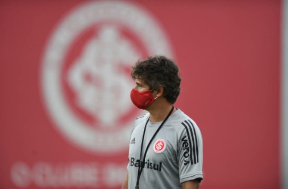 Funcionário-Internacional-mascara-Futebol-Latino-Lance-26-12