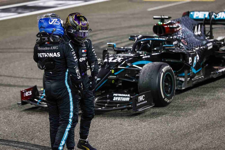 Bottas e Hamilton se cumprimentam após corrida.