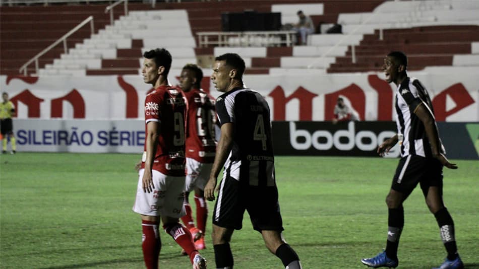 ATUAÇÕES: Romildo recebe a menor nota, e Navarro é o destaque do Botafogo em estreia na Série B