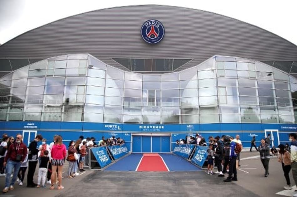 Torcedores do Paris Saint-Germain se concentram no Parque dos Príncipes no aguardo de possível chegada de Lionel Messi!