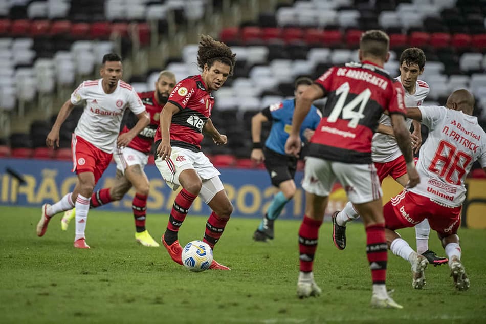 ATUAÇÕES: Defesa irreconhecível e falta de pontaria ditam ritmo de derrota do Flamengo