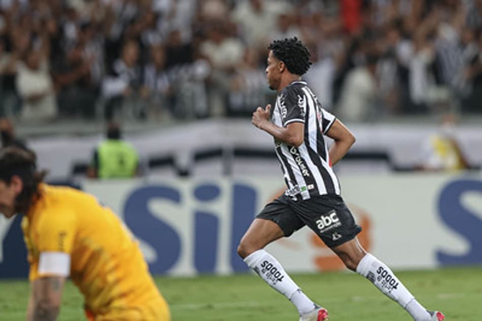 Keno comemora gol pelo Atlético-MG