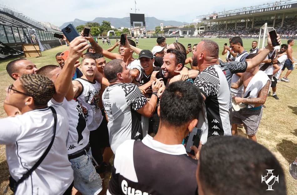 Veja algumas das melhores imagens do treino aberto do Vasco antes da semifinal do Carioca, contra o Flamengo