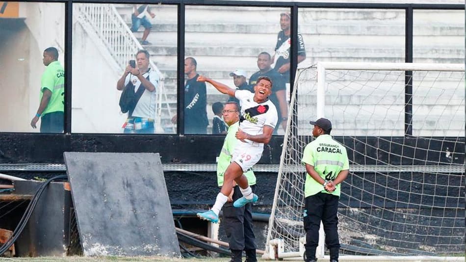 ATUAÇÕES: Com time alternativo, Vasco goleia o Resende; vejas as notas do LANCE!