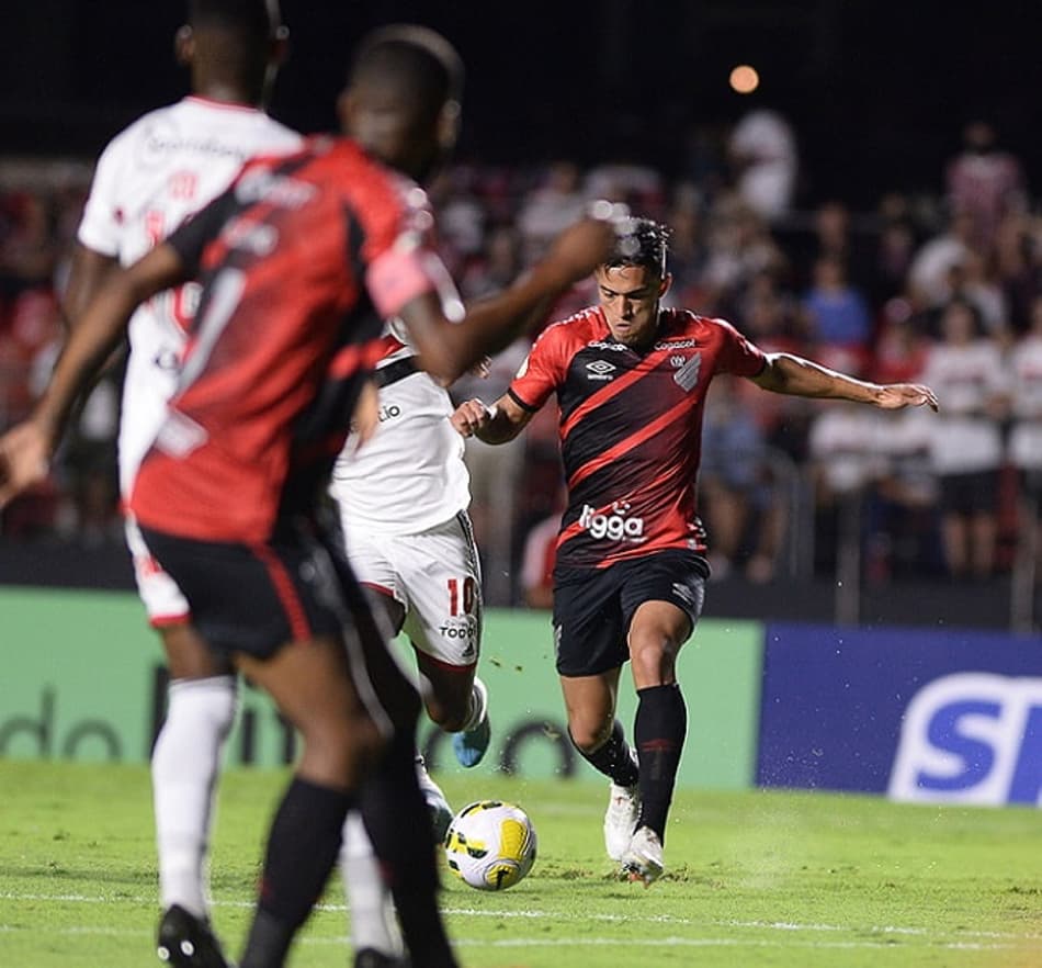 ATUAÇÕES: Em estreia, Felipe Alves comete e pega pênalti em derrota do São Paulo