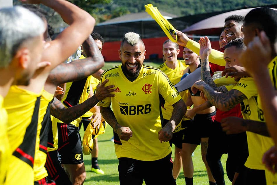 Vidal treina com o time principal no Flamengo pela primeira vez; veja imagens