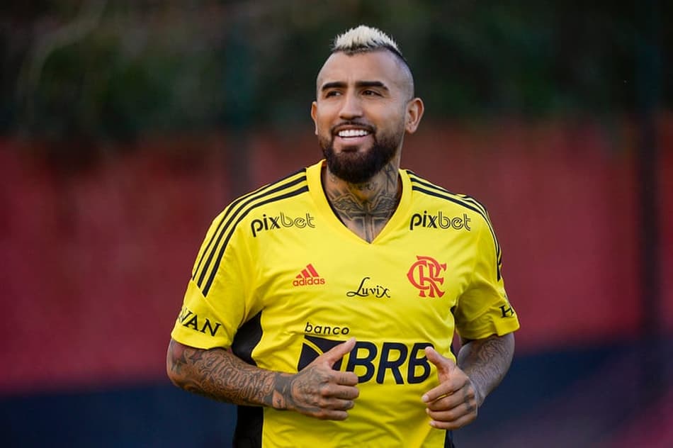 GALERIA: veja imagens do primeiro dia de treino de Vidal no Flamengo