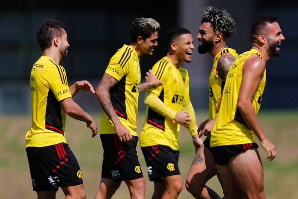 Clima leve e reforços integrados: o treino do Flamengo desta quinta-feira em imagens