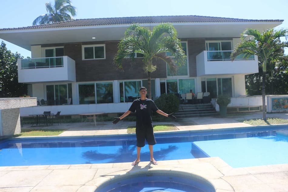 Exclusivo: Veja com fotos inéditas como é a nova casa do Luva de Pedreiro