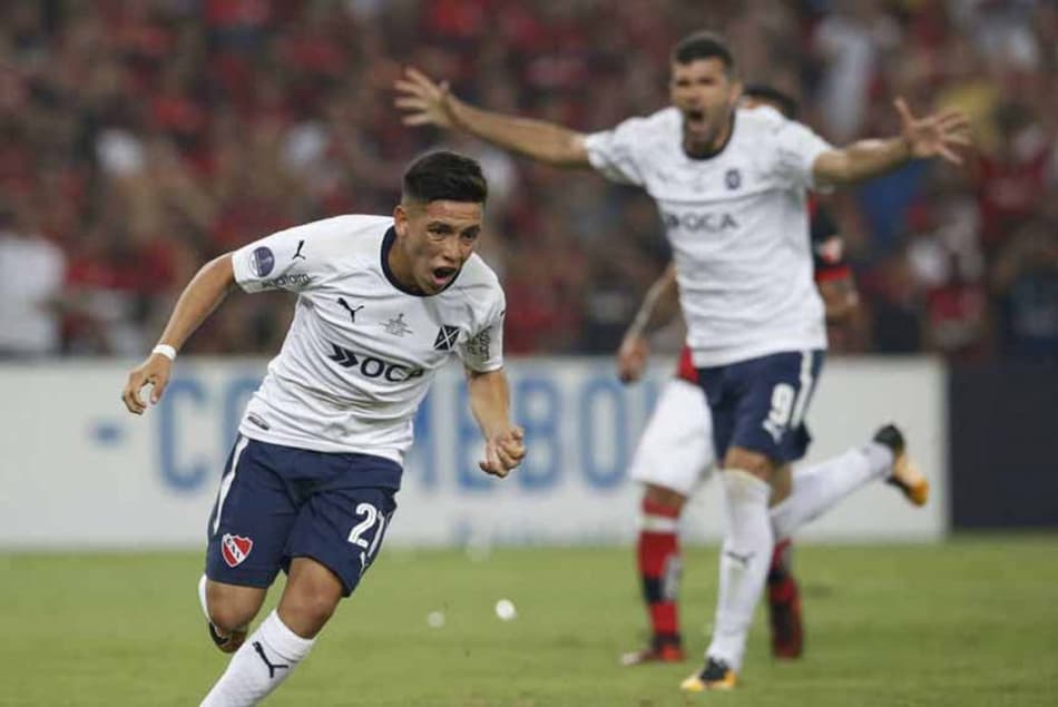 Independiente lança camisa em homenagem aos títulos sobre o Flamengo no Maracanã