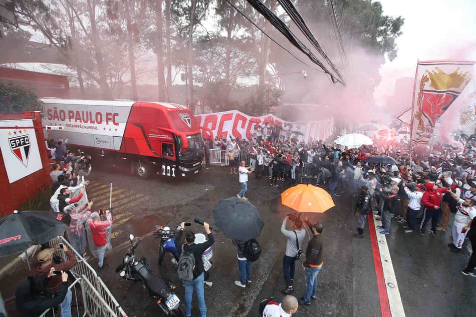 Veja fotos da festa da torcida do São Paulo em embarque do time para final da Copa Sul-Americana