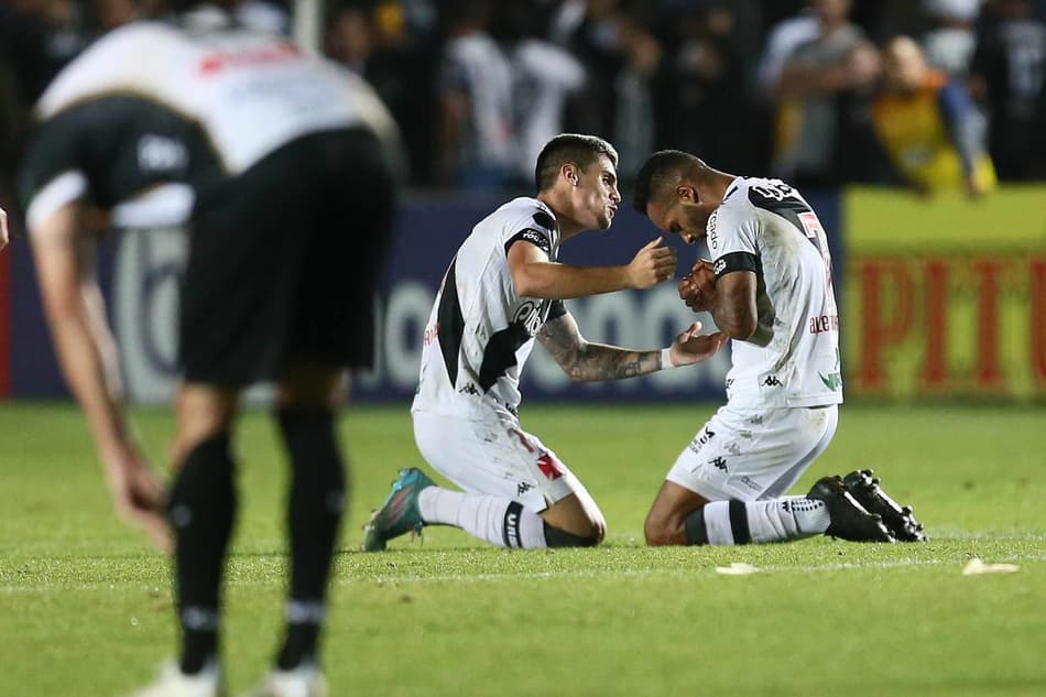 ATUAÇÕES: Alex Teixeira salva a pele de Thiago Rodrigues e recebe a maior nota em virada do Vasco
