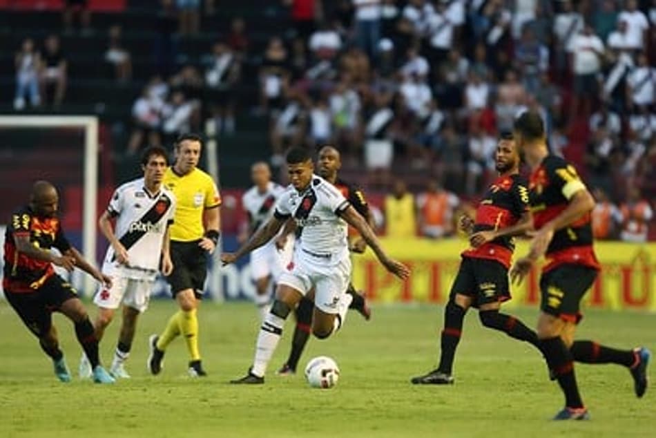 ATUAÇÕES: Setor defensivo vai bem, e Raniel faz gol no fim no empate do Vasco