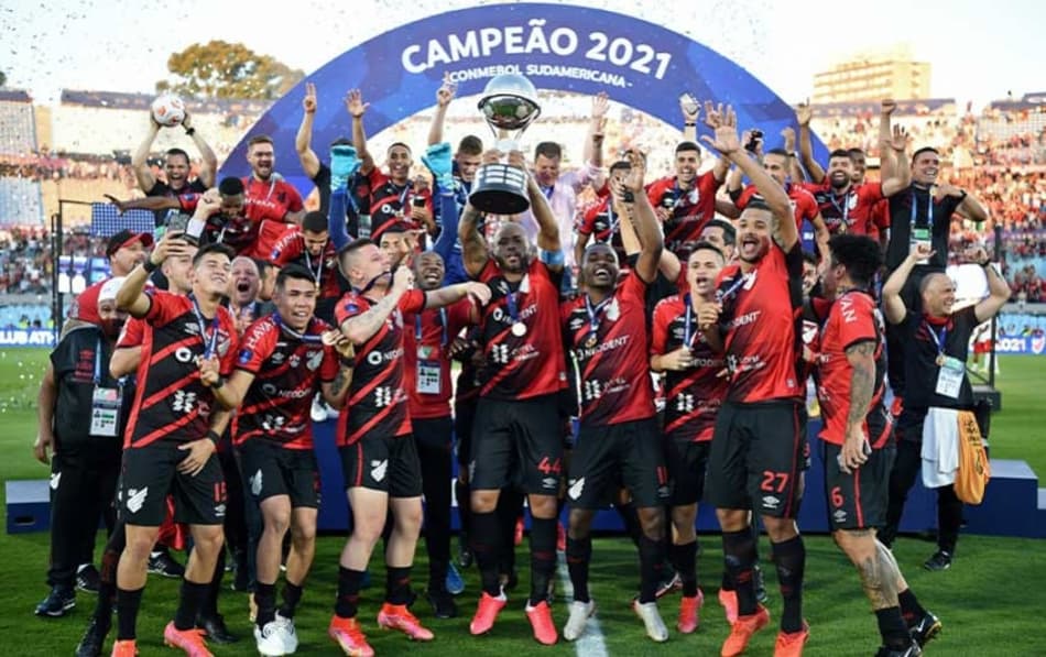 Vem mais um? Lembre os títulos internacionais do Athletico-PR na história do clube