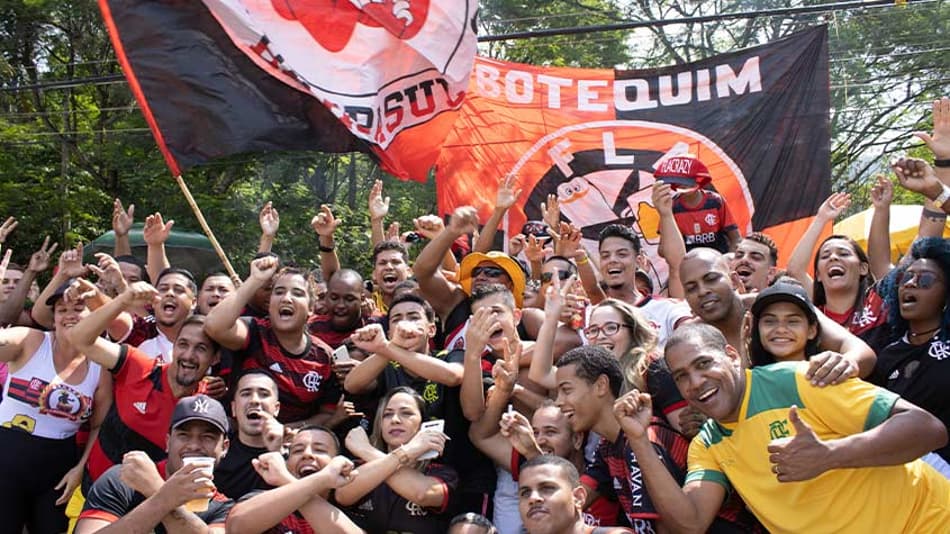 FOTOS: Torcida do Flamengo faz festa para delegação antes de embarque