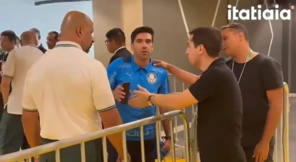 Abel Ferreira toma celular de jornalista