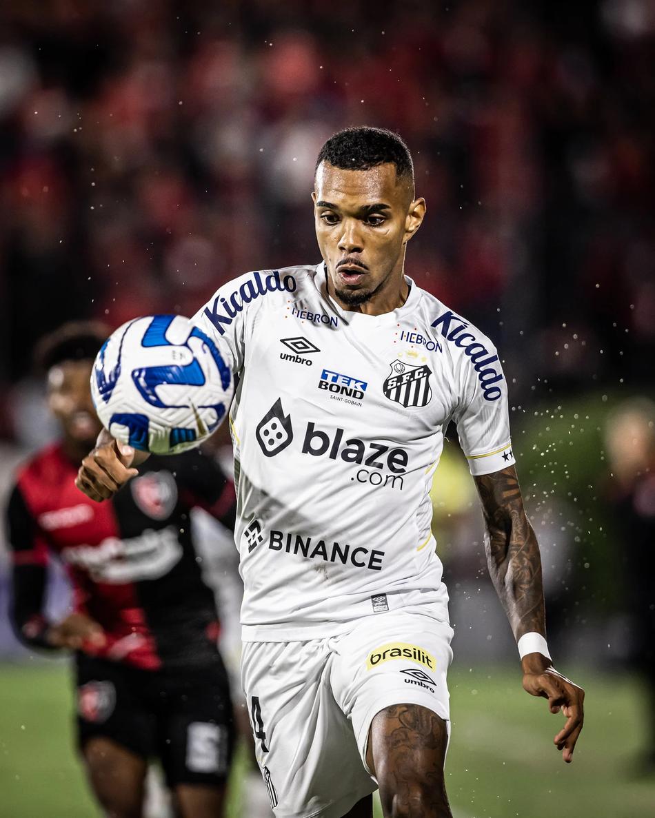Lucas Pires - Santos