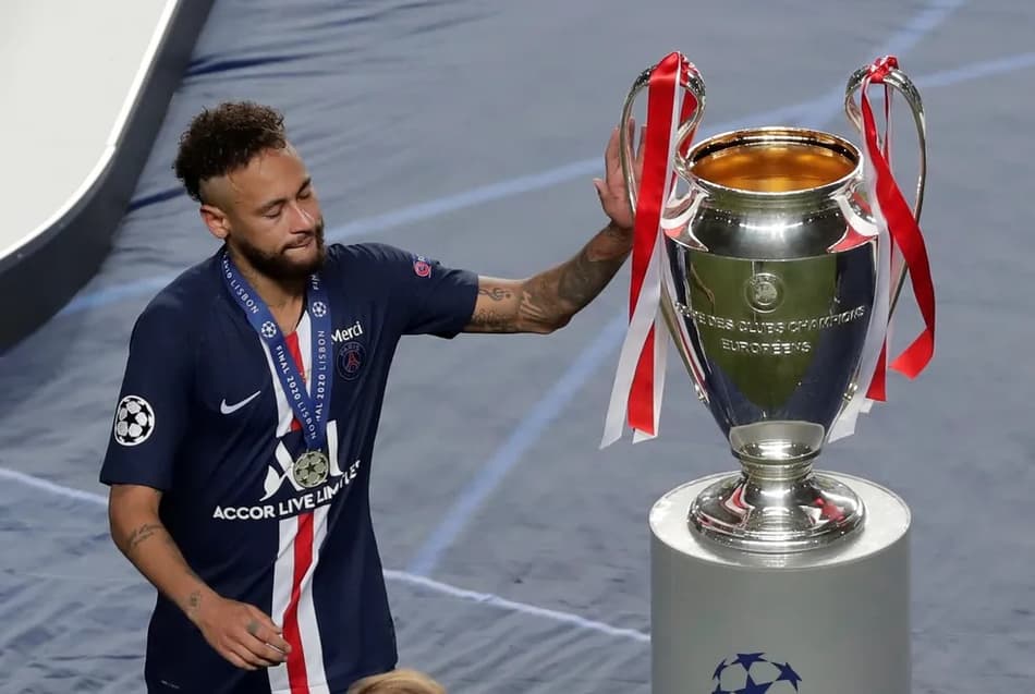 Neymar chorando, passando ao lado da taça da Liga dos Campeões, vencida pelo Bayern de Munique na final contra o PSG
