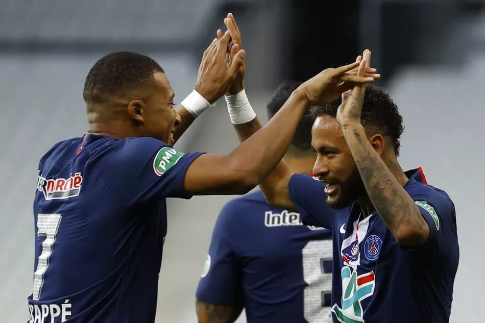 Neymar comemorando gol ao lado de Mbappé, no primeiro título conquistadopelo brasileiro em solo francês