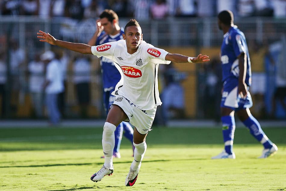 Neymar comemorando gol pelo Santos na final contra o Santo André