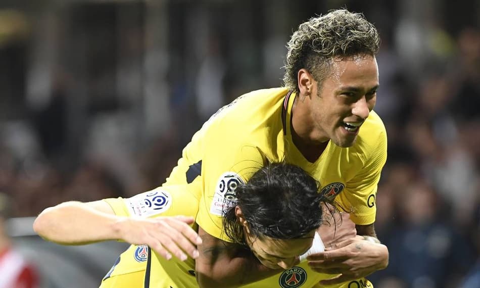 Neymar comemorando seu primeiro gol pelo PSG ao lado de Cavani
