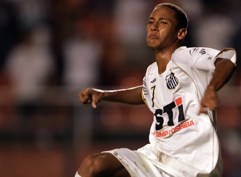 Neymar comemorando seu primeiro gol pelo Santos, contra o Mogi Mirim