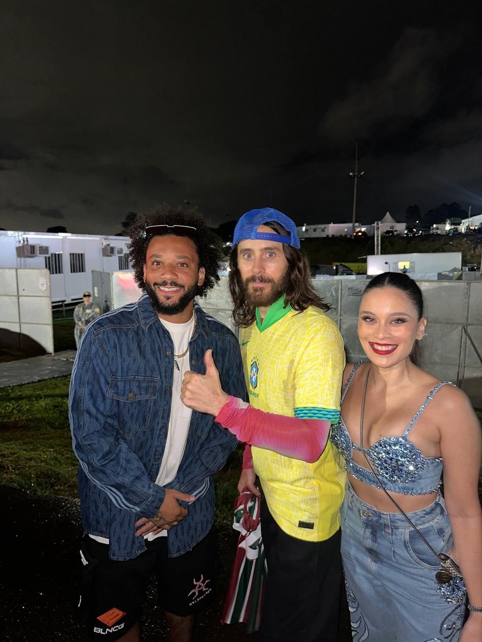 Rolê aleatório? Marcelo presenteia artista do Lollapalooza com camisa do Fluminense; veja fotos do encontro