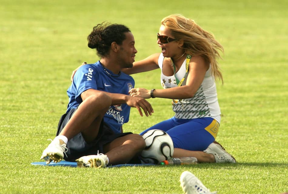 Ronaldinho Gaúcho e Sheila Soares - Treino da Seleção Brasileira em 2006
