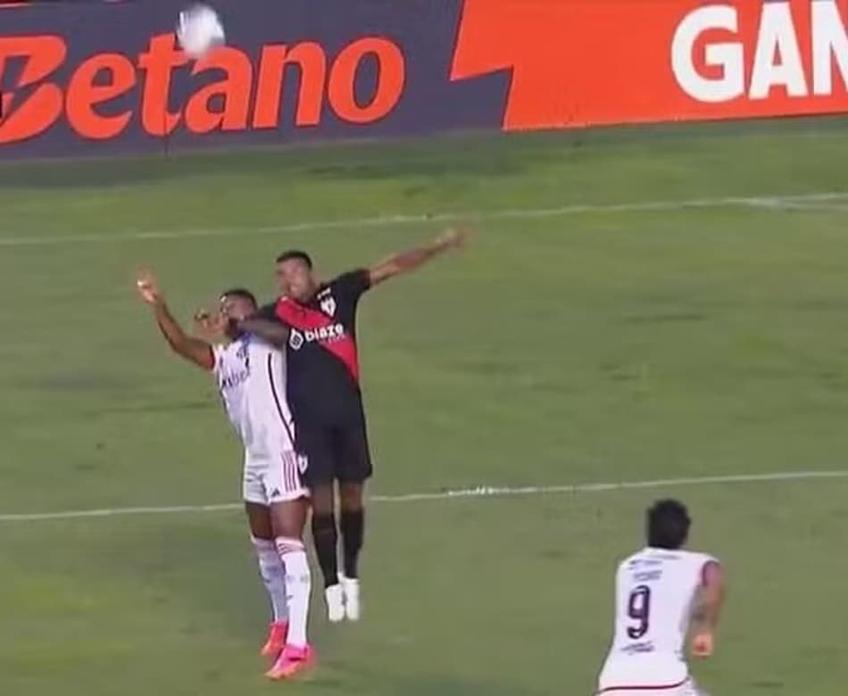 Disputa de bola no ar entre o jogador do Atletico Goianiense e Bruno Henrique