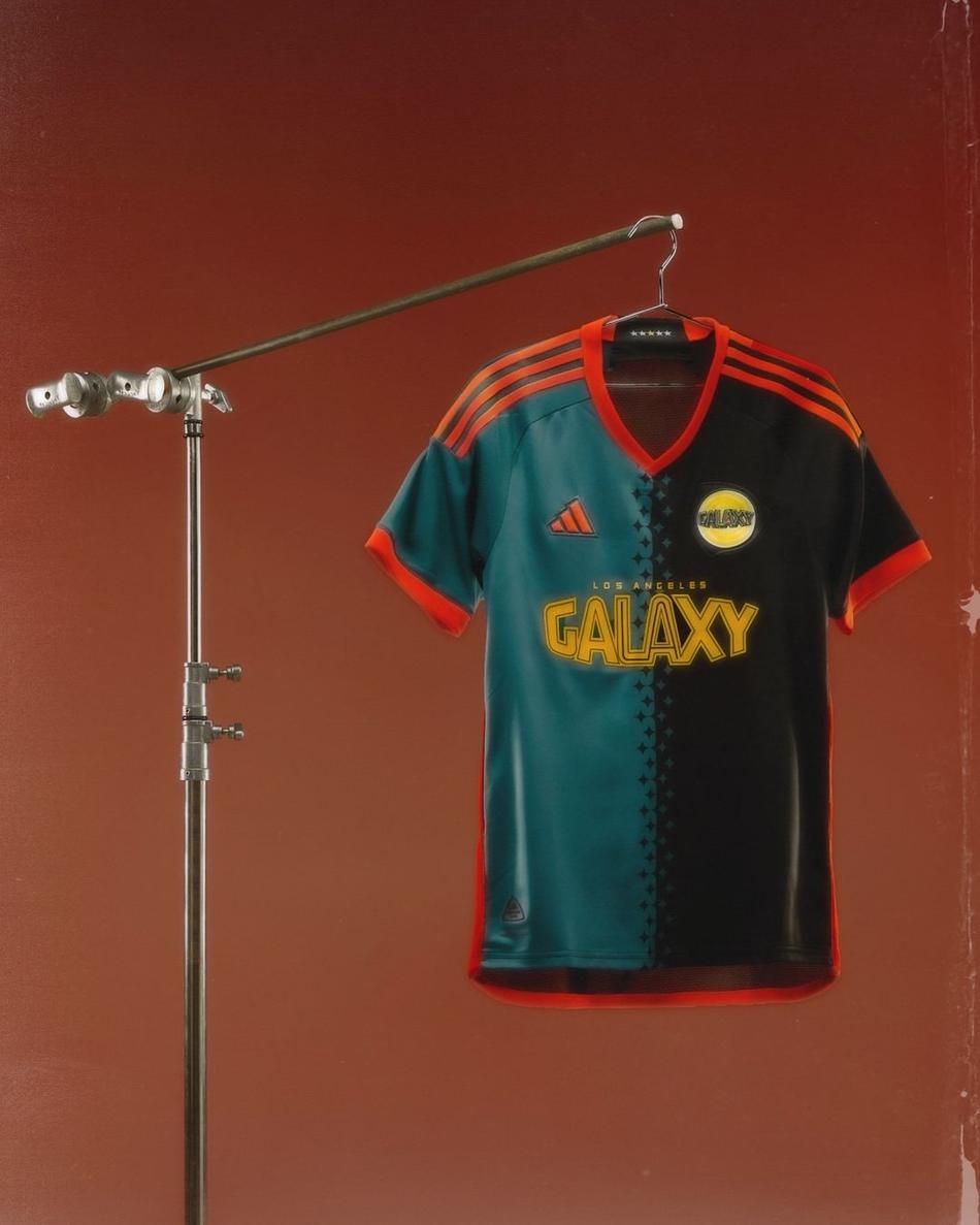Camisa retrô Los Angeles Galaxy (Foto: Reprodução MLS)