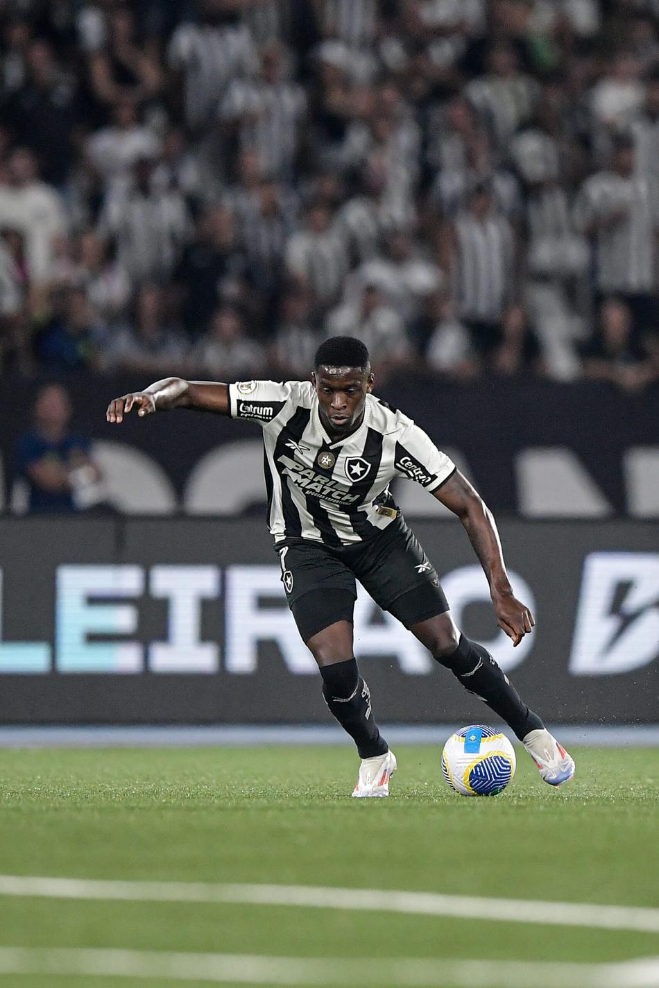 RJ - RIO DE JANEIRO - 18/08/2024 - BRASILEIRO A 2024, BOTAFOGO X FLAMENGO - Luiz Henrique jogador do Botafogo durante partida contra o Flamengo no estadio Engenhao pelo campeonato Brasileiro A 2024. Foto: Thiago Ribeiro/AGIF