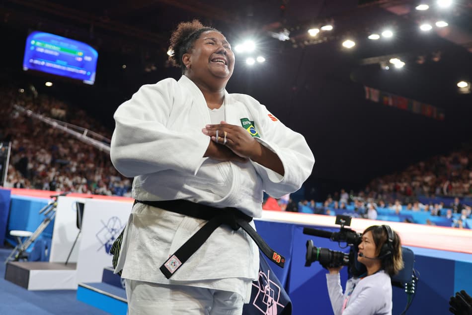 Bia Souza se emociona ao conquistar medalha de ouro em Paris. Foto: Jack GUEZ / AFP)