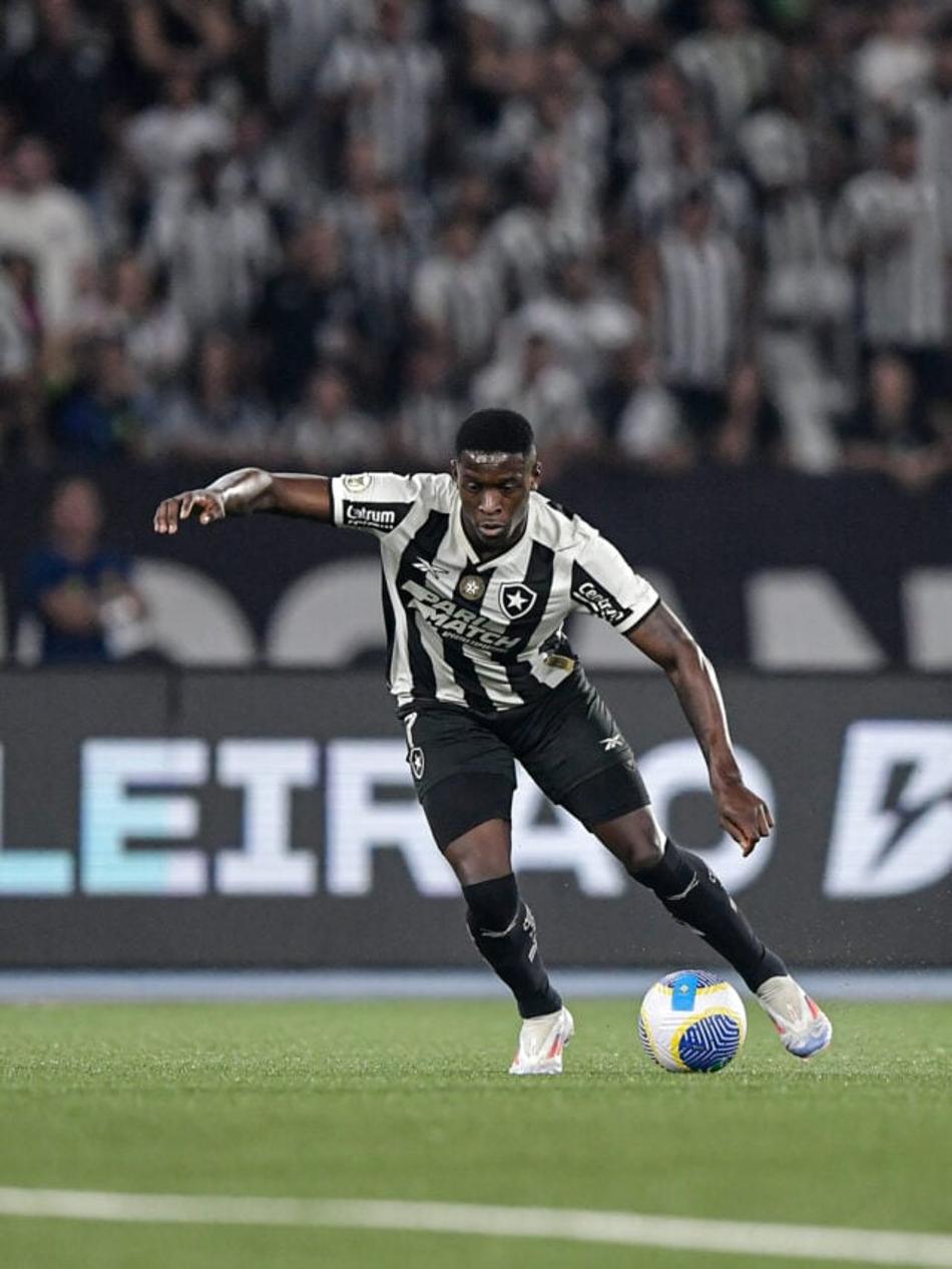 RJ - RIO DE JANEIRO - 18/08/2024 - BRASILEIRO A 2024, BOTAFOGO X FLAMENGO - Luiz Henrique jogador do Botafogo durante partida contra o Flamengo no estadio Engenhao pelo campeonato Brasileiro A 2024. Foto: Thiago Ribeiro/AGIF