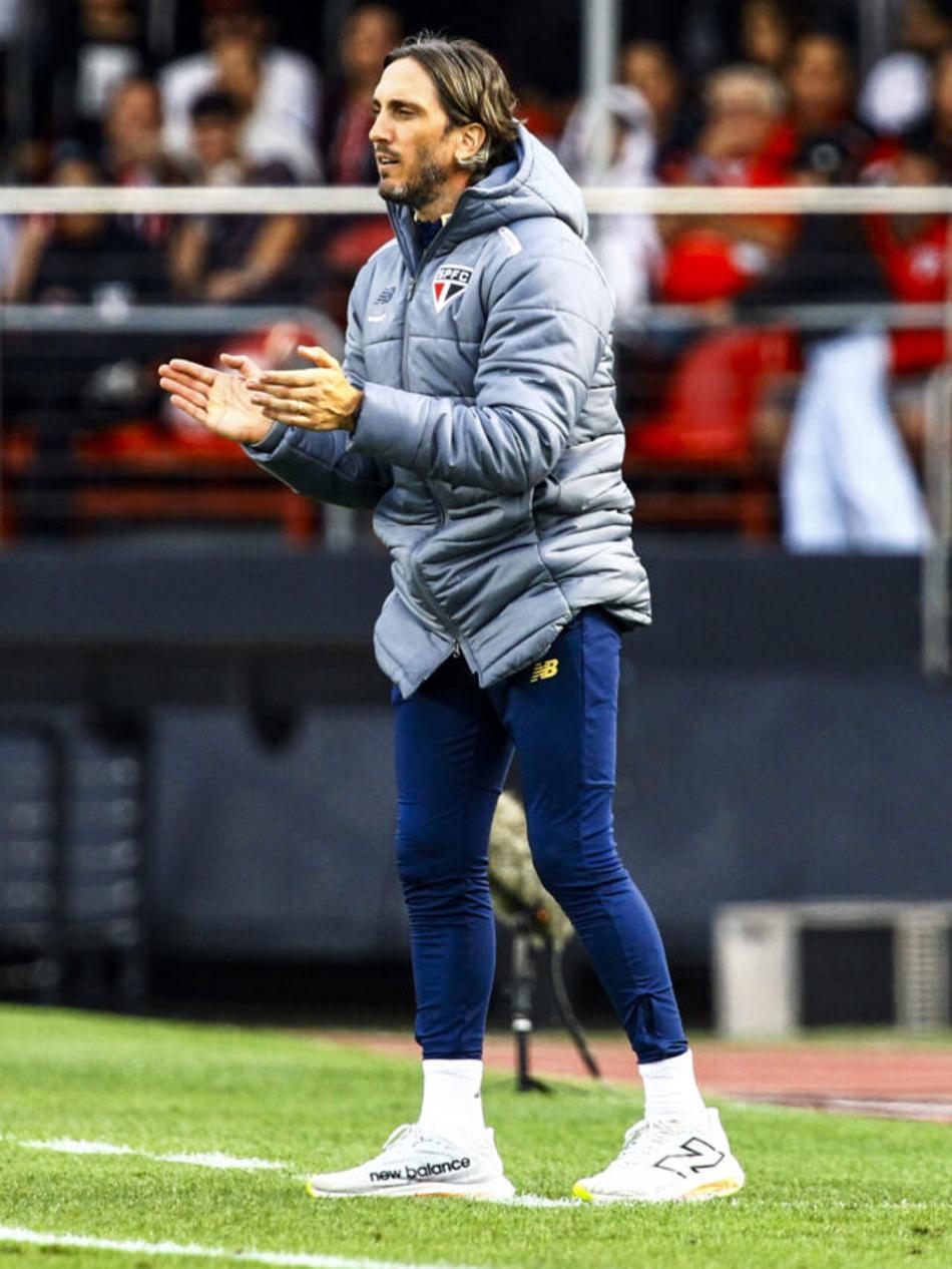 Zubeldía é o técnico com mais cartões tomados neste Brasileirão, com 12 no total. Foto: Marco Miatelo/AGIF