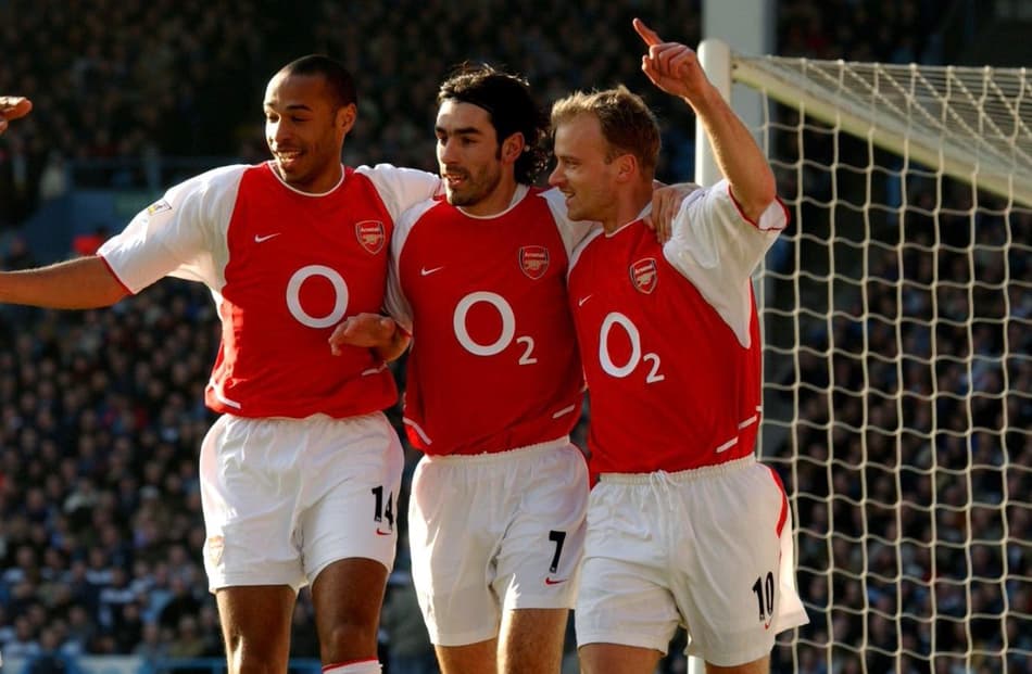 O trio do Arsenal de 2004 era composto por Henry, Pires e Bergkamp. Os jogadores foram campeões invictos da Premier League. Foto: Reprodução