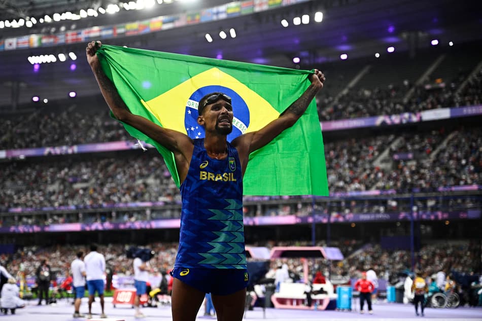 Julio Cesar Agripinio dos Santos, do Brasil, comemora ouro nos Jogos Paralímpicos de Paris 2024