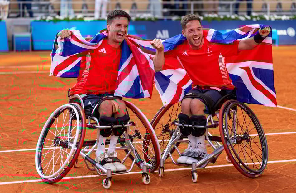 Gordon Reid e Alfie Hewett, da Grã-Bretanha, comemoram ouro nos Jogos Paralímpicos de Paris 2024