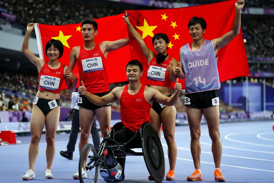 Guohua Zhou, Hao Wang, Hao Wang e Yang Hu, da China, comemoram ouros nos Jogos Paralímpicos de Paris 2024