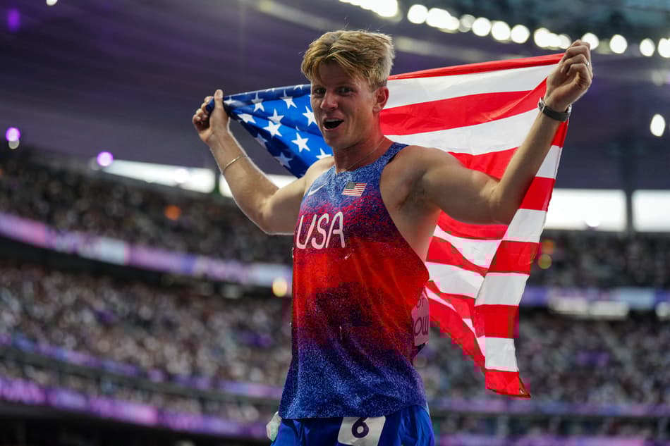 Hunter Woodhall, dos Estados Unidos, comemora ouro nos Jogos Paralímpicos de Paris 2024