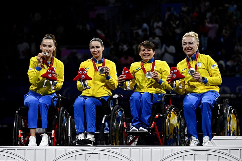 Nataliia Morkvych, Olena Fedota-Isaieva, Nadiia Doloh e Yevheniia Breus no pódio pela prata nos Jogos Paralímpicos de Paris 2024