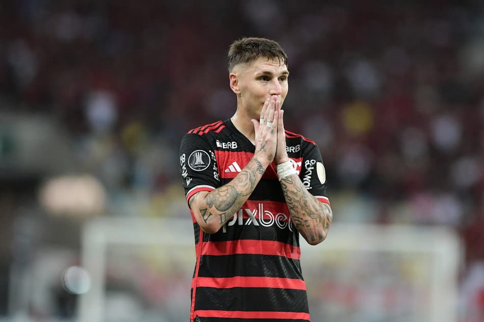 RJ - RIO DE JANEIRO - 28/05/2024 - COPA LIBERTADORES 2024, FLAMENGO X MILLONARIOS - Varela jogador do Flamengo lamenta durante partida contra o Millonarios no estadio Maracana pelo campeonato Copa Libertadores 2024. Foto: Thiago Ribeiro/AGIF