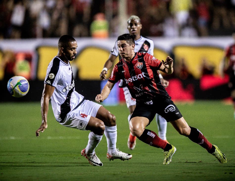 BA - SALVADOR - 01/09/2024 - BRASILEIRO A 2024, VITORIA X VASCO - Oswaldo jogador do Vitoria durante partida contra o Vasco no estadio Barradao pelo campeonato Brasileiro A 2024. Foto: Jhony Pinho/AGIF