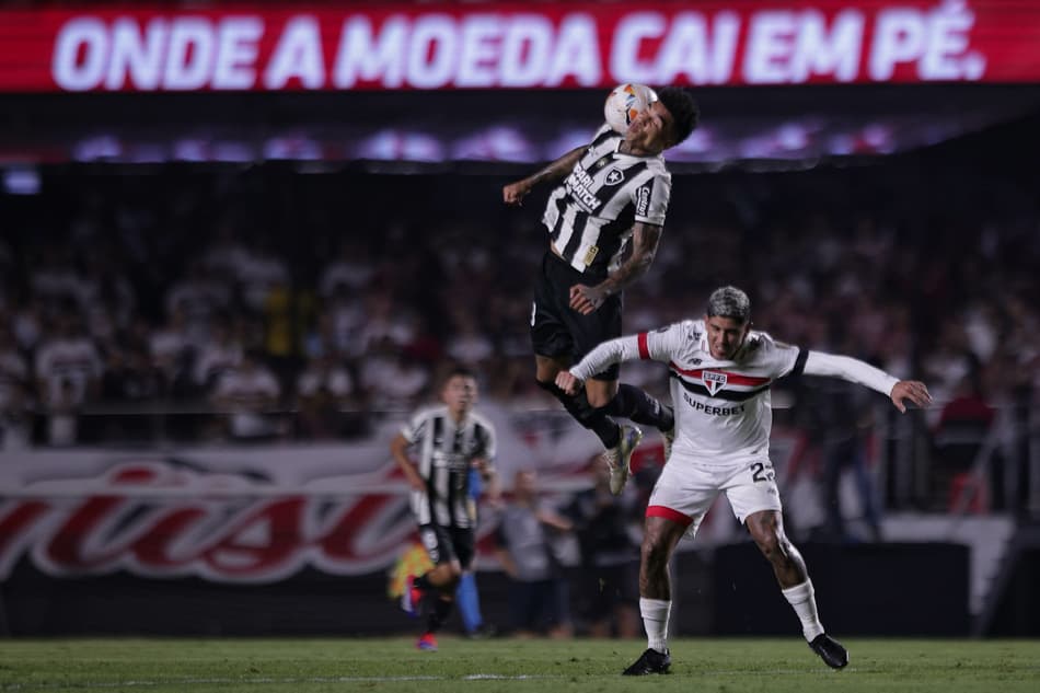 Allan Franco jogador do Sao Paulo disputa lance com Igor Jesus jogador do Botafogo durante partida no estadio Morumbi pelo campeonato Copa Libertadores 2024. Foto: Ettore Chiereguini/AGIF